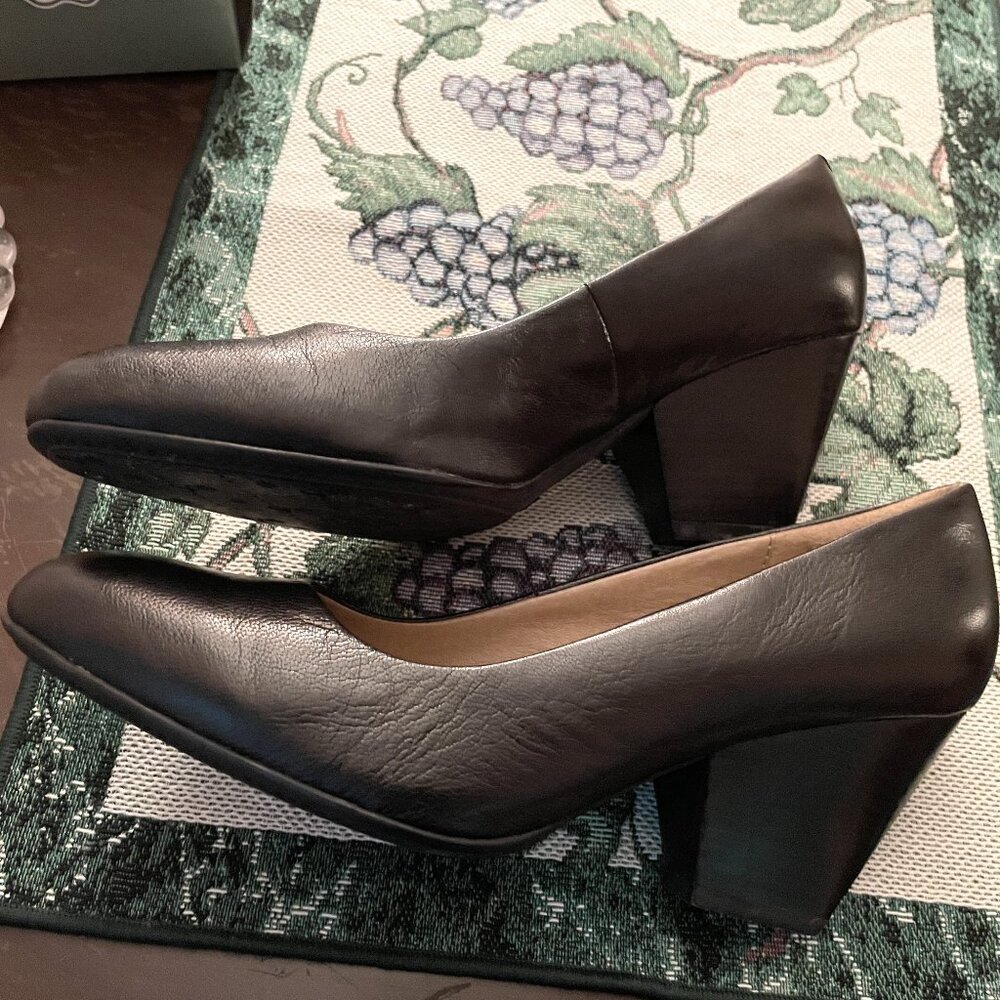 Comfy black pumps, low block heel, like new